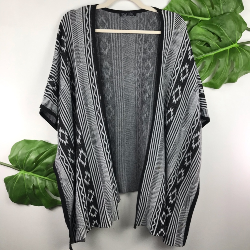 BLACK AND WHITE TRIBAL SOUTHWESTERN SWEATER